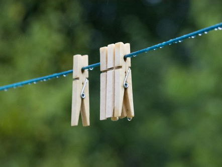 Carla vond een dringende boodschap van een gevangene op een knijper