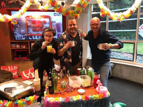 Barman Arjan maakt een voorstelling over zijn dronken gasten - en hij komt bij ons cocktails shaken!