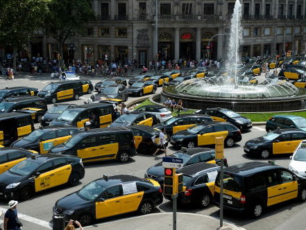 Chaos in Barcelona vanwege taxistaking