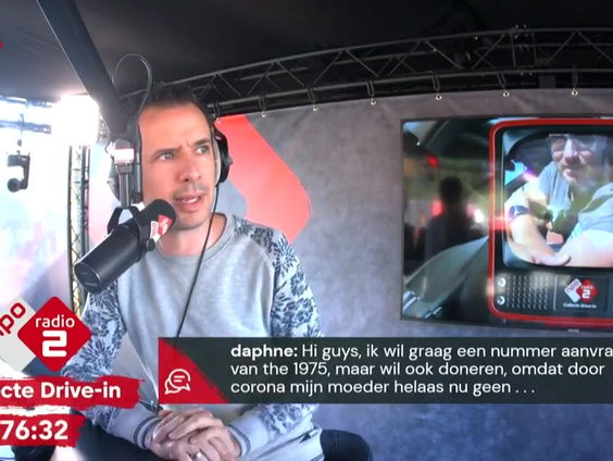 Ouders van zieke baby Dewi doneren geld op terugweg van ziekenhuisbezoek