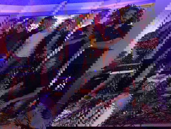 Anne Soldaat en Sandra van Nieuwland coveren samen Love Me Tender van Elvis Presley (live @ FraGiel)