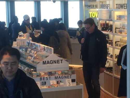 Bert Haandrikman staat in een Koreaanse Karaoke bar