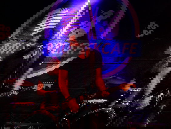 Bökkers - Iederene Hef Een Reden live in Muziekcafé