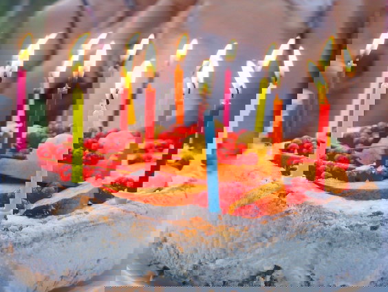 Claudias man heeft na taart en visite nog stééds niet door dat ze jarig is