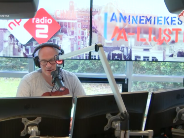 Danny, mede-organisator Pride Amsterdam, zet de eerste plaat op Alle 13 Pride