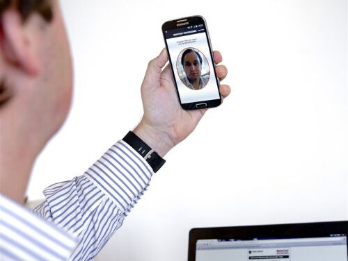Smartphones met gezichtsherkenning zijn te openen met pasfoto's