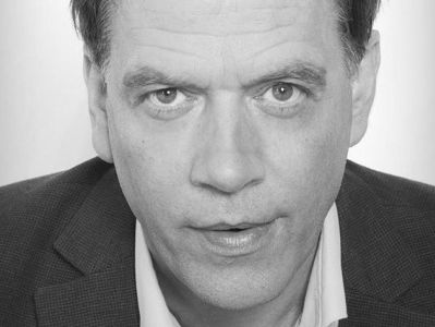 Stefan spreekt het volk toe.