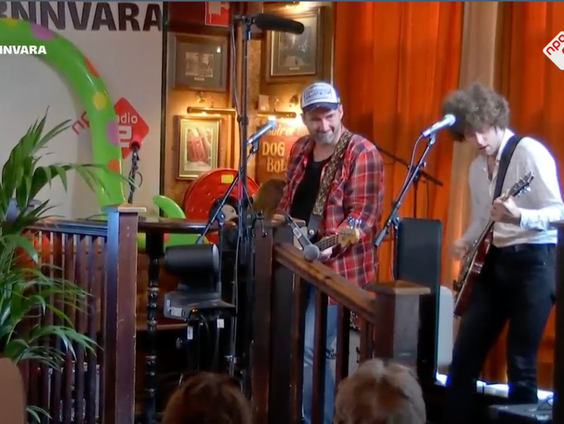 De Coronas spelen speciaal voor Mark Tuitert 'Rockin' In The Free World'