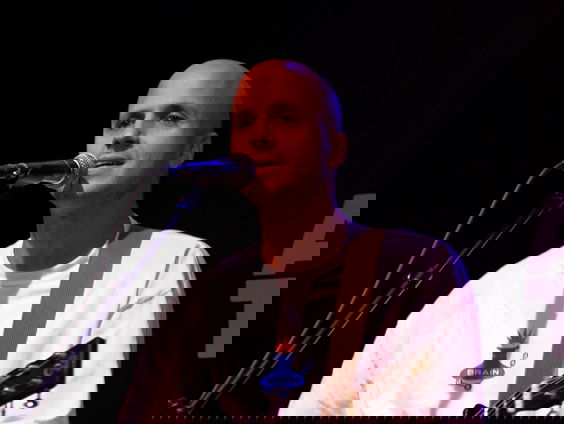 Milow - You And Me (In My Pocket) live in Muziekcafé