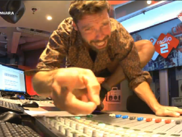 Timur gaat los op de tafel