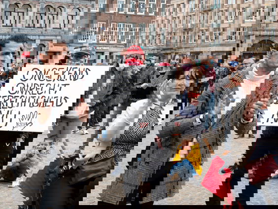 Gedupeerde Valerie loopt mee in protestmars toeslagenaffaire: "Wil snel antwoorden"