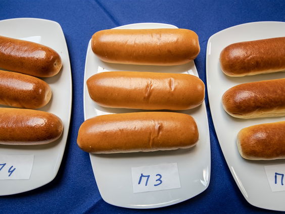 Hoe kan het dat het vlees in een worstenbroodje een hoger vetgehalte heeft, maar niet smeuïg is?