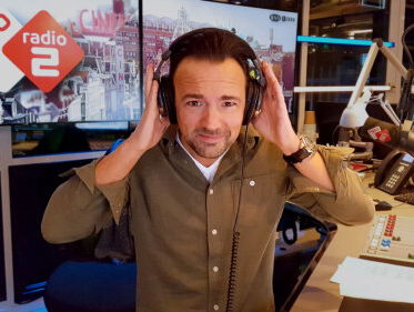 Pluffnub maakt versies van liedjes die pijn aan je oren doen