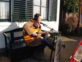 Douwe Bob zondert zich af op boot om een vriend te steunen