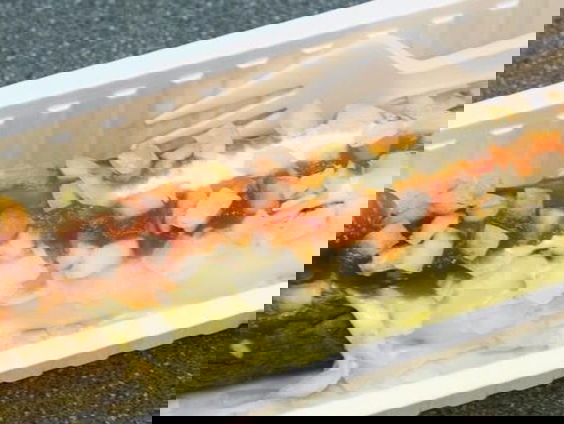 Jeroen probeert een paar oerhollandse snacks te slijten