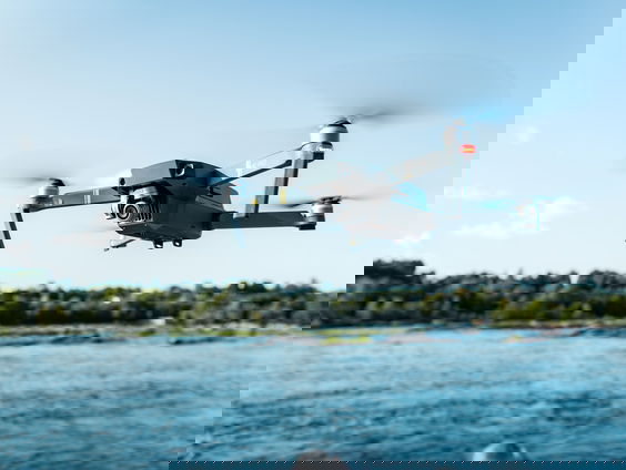 Zwevende pizza's in Amsterdam: test met drone maaltijdbezorgers!