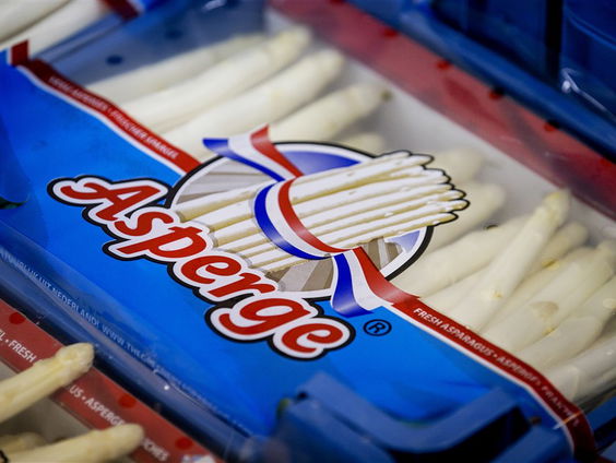 Waarom worden aardbeien en asperges samen verkocht?