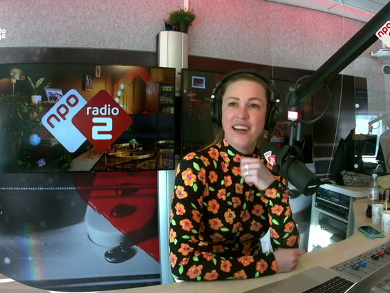 Vier palindromen in één: Annemieke draait ABBA met SOS om 15:51 op 12-02-2021