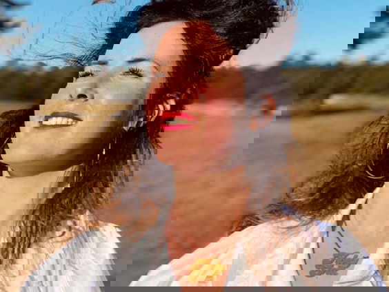 In 'Holy Shit' zoekt Marjon naar wat ze nog gelooft!