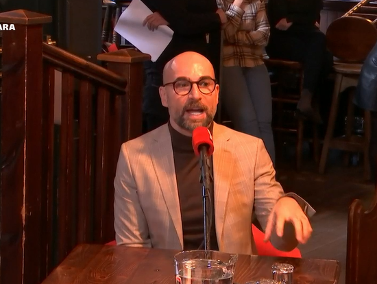 Sumer Chaban helpt zijn Syrische volgers via zijn Facebook-kanaal met vragen over de Tweede Kamerverkiezingen