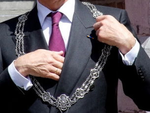 Welk probleem lost het ambtsteken voor wethouders op?