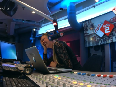 Ruud breekt in en Annemieke schreeuwt ‘’Mand!’’ naar de verkeerde studio