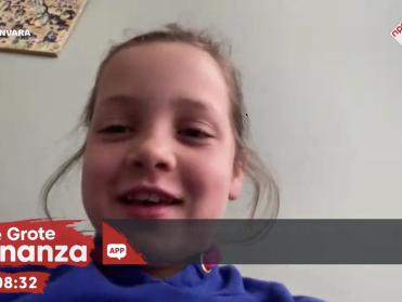 Hulpcongiërge Jip luidt de schoolbel