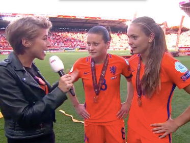 Rob komt niet meer bij om Spitse die haar stem kwijt was na de EK-finale