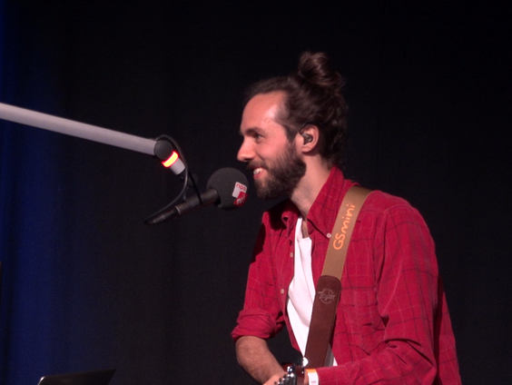 Rupert Blackman van Causes tegen Tim Dawn: “Moet je niet iets met muziek doen?!”