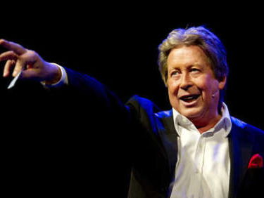 Waarom gaat Hans Kazan uitgerekend in de zomer in een donker theater staan?