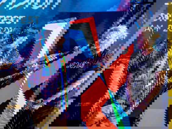 Bo Duyn zingt samen met Bökkers eerbetoon voor haar vader: "Best wel onwerkelijk"