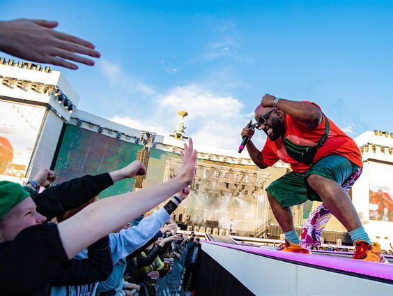 Willie Wartaal geeft een examenfeest