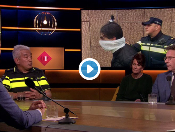 Waarom draagt de politie altijd een uniform in talkshows?