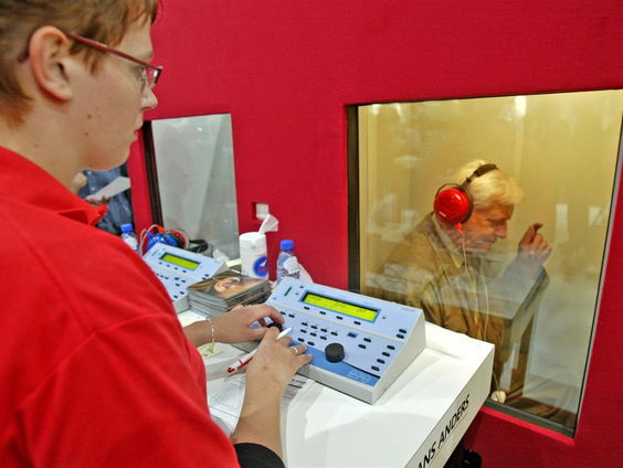 SOA: Hoe kan ik mijn moeder het beste vertellen dat ze een gehoorapparaat nodig heeft?