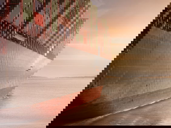 Hoe zijn de tijden op een schip dat door tijdzones vaart?