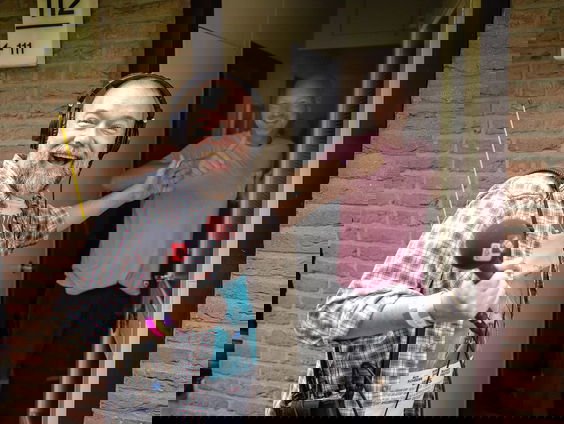 Jeroen wekt campingbazen Wouter & Frank met een ontbijtje