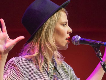 Bart belt Blackbird live wakker om haar te feliciteren met de NPO Radio 2 TopSong!