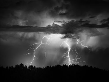 Hoe weet je dat de bliksem je auto heeft geraakt? En wat moet je dan doen?