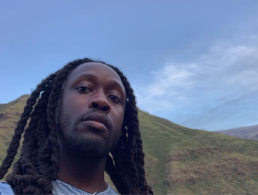 Met liefde kun je overal komen volgens rapper Akwasi