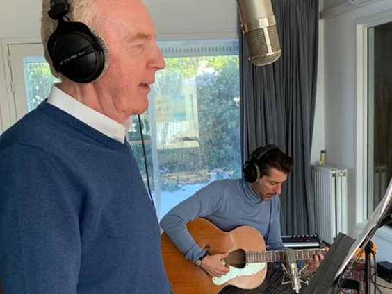 Primeur! André van Duin maakte samen met Danny Vera nieuwe single