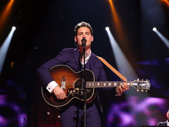 Douwe Bob zoekt ouders van gepeste kinderen voor persoonlijke nieuwe single 'Hold On'