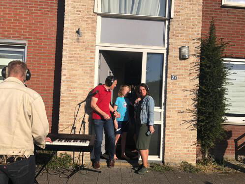 Annemarie verrast Paul met een live verzoekje van De Coronas