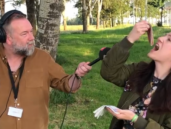 Luisteraar Evelien proeft eerst haring ooit live op de radio