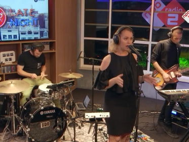 Secret Rendezvous - U Send Me Flying live @ Roodshow Late Night