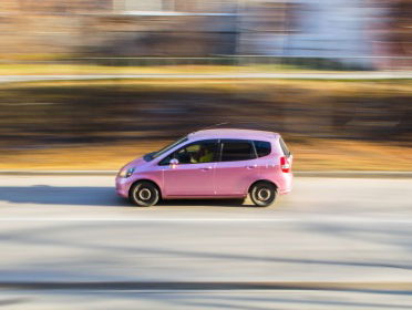 Roze auto's veroorzaken de meeste aanrijdingen. Hoe kan dat?
