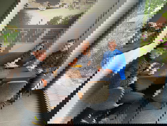 Georgina Bicyclina is bij de cafetaria uit New Kids!