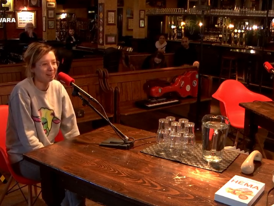 Cabaretier Anne Neuteboom vertelt over haar uitgestelde voorstelling, haar matige woonsituatie en andere ...