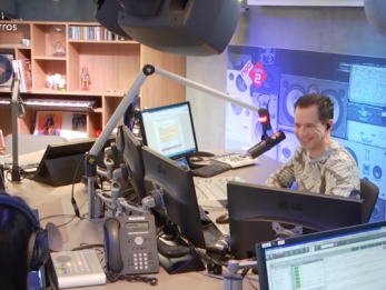 Rommelige maar hilarische Top 2000 Shuffle met Stien