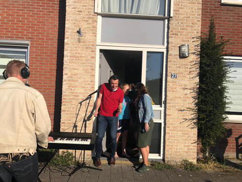 Annemarie weet wel wie ze wil verrassen met een live verzoekje van De Coronas...