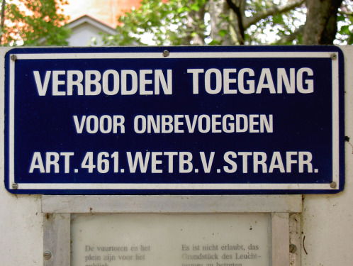 Waarom zie je vaak Verboden toegang artikel 461 wetboek van strafrecht?